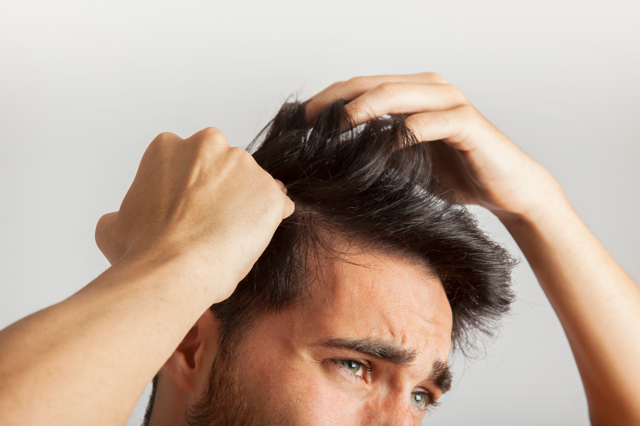 Skuteczne przywracanie włosów na skórze głowy. Jak działa przeszczep włosów?
