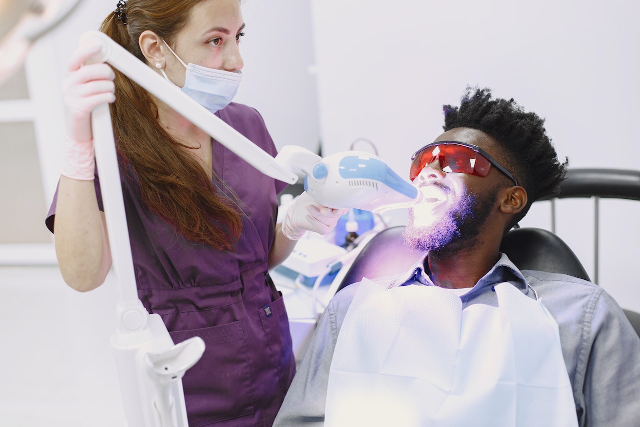Jakie są popularne metody wybielania zębów?
